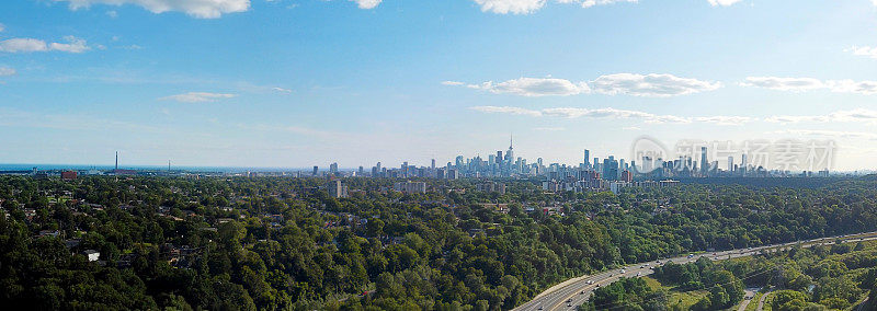 多伦多的Don Valley Parkway (DVP)，背景是多伦多市中心